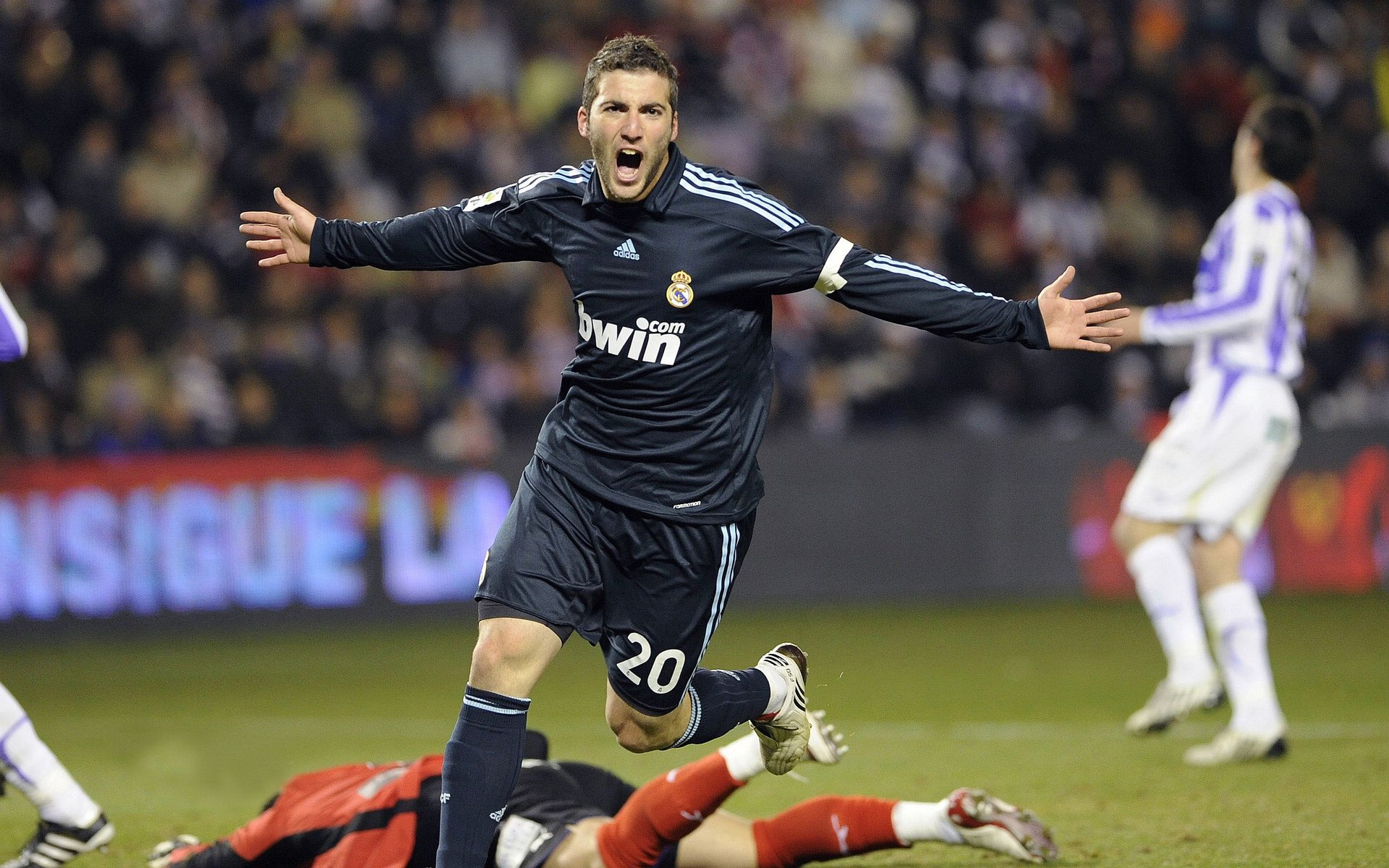 开云官网-Uzi纽约点爆美国队！电竞顶流跨洋上演逆袭，疯狂球迷高呼历史最佳，纽约沸腾！电竞传奇Uzi率队跨洋逆袭，狂热球迷封神